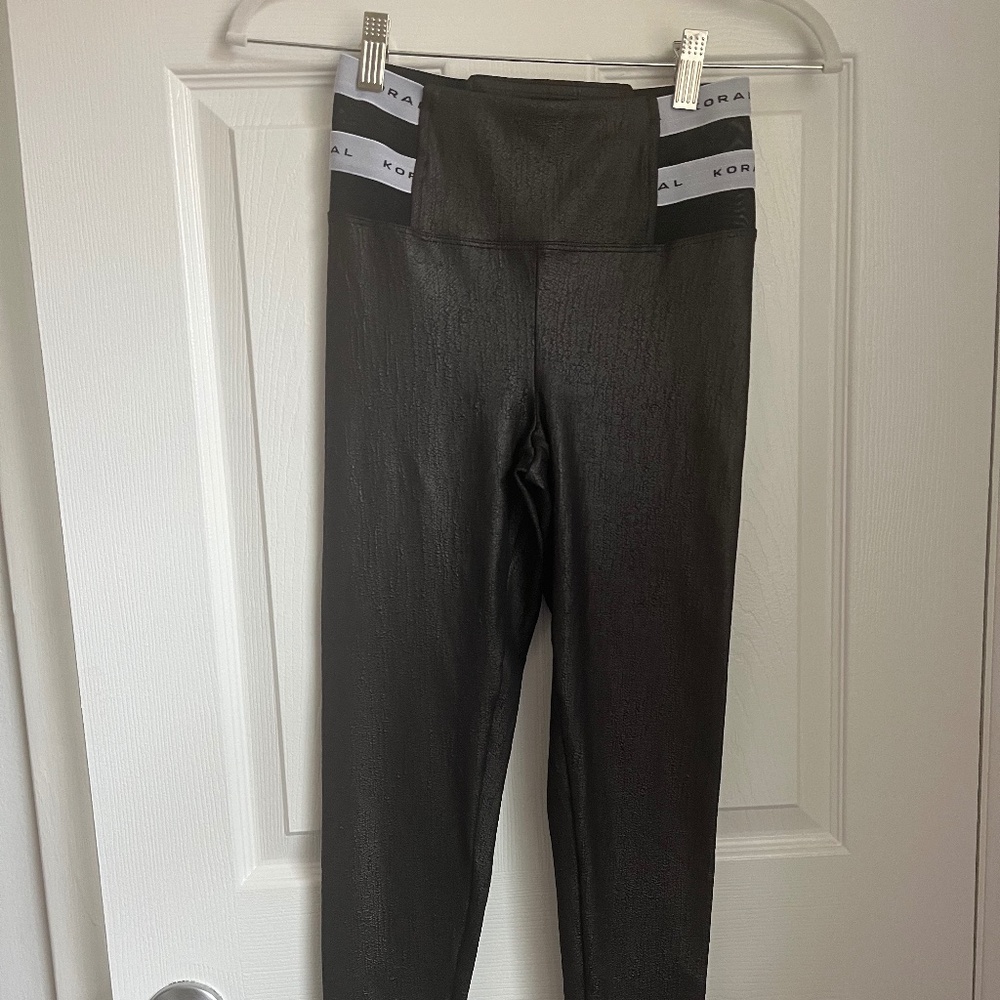 Koral Black Leggings
